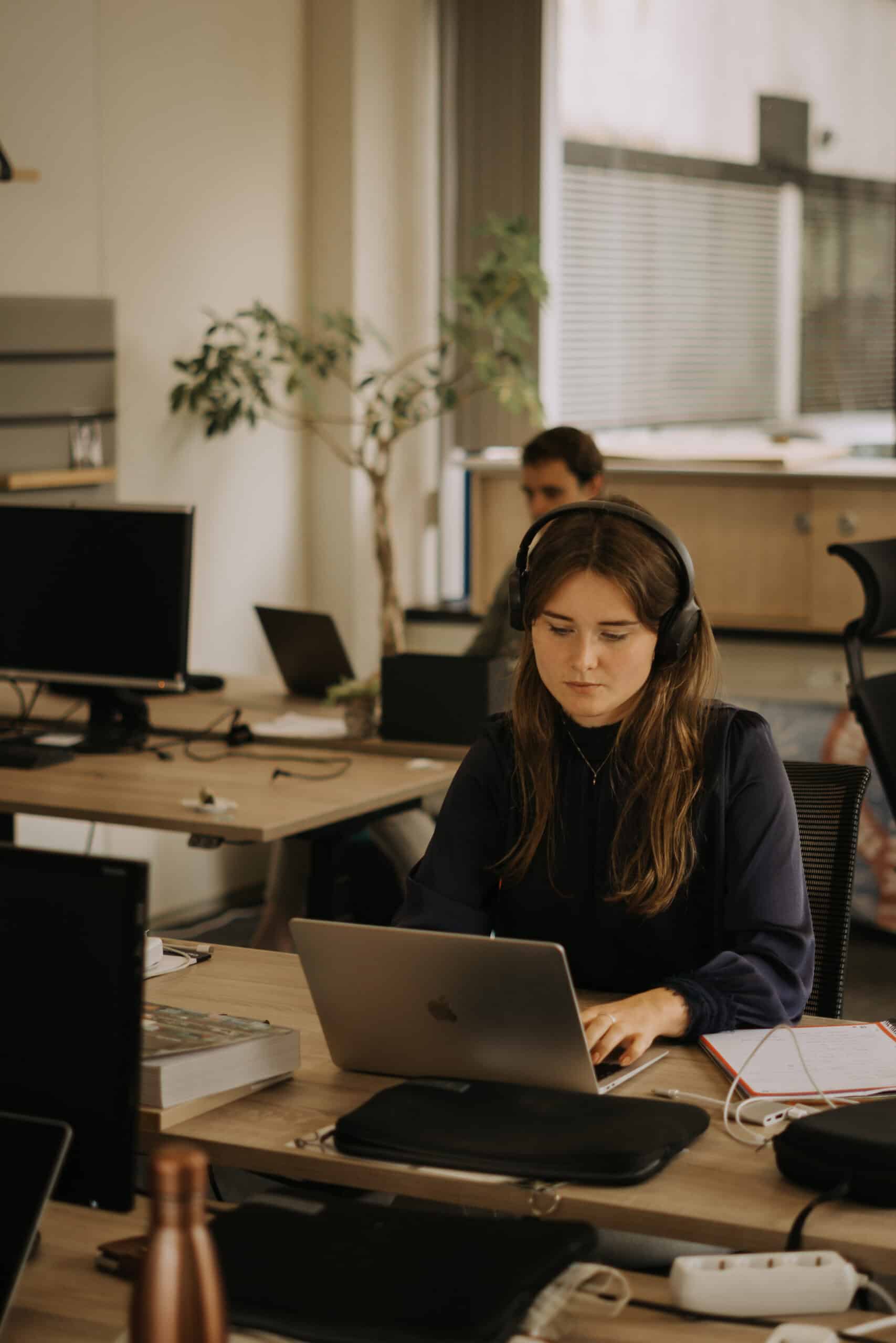 Jonge ondernemer aan het werk op kantoor bij StartUp Nijmegen