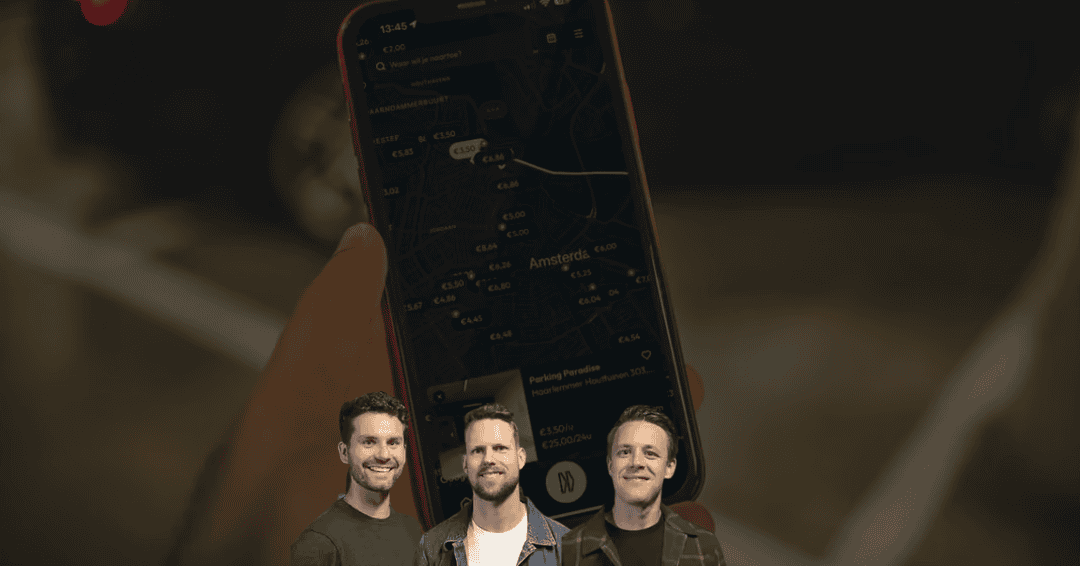 Hand met smartphone waarop de My Way parkeerapp beschikbare parkeerplekken en tarieven in Amsterdam toont.